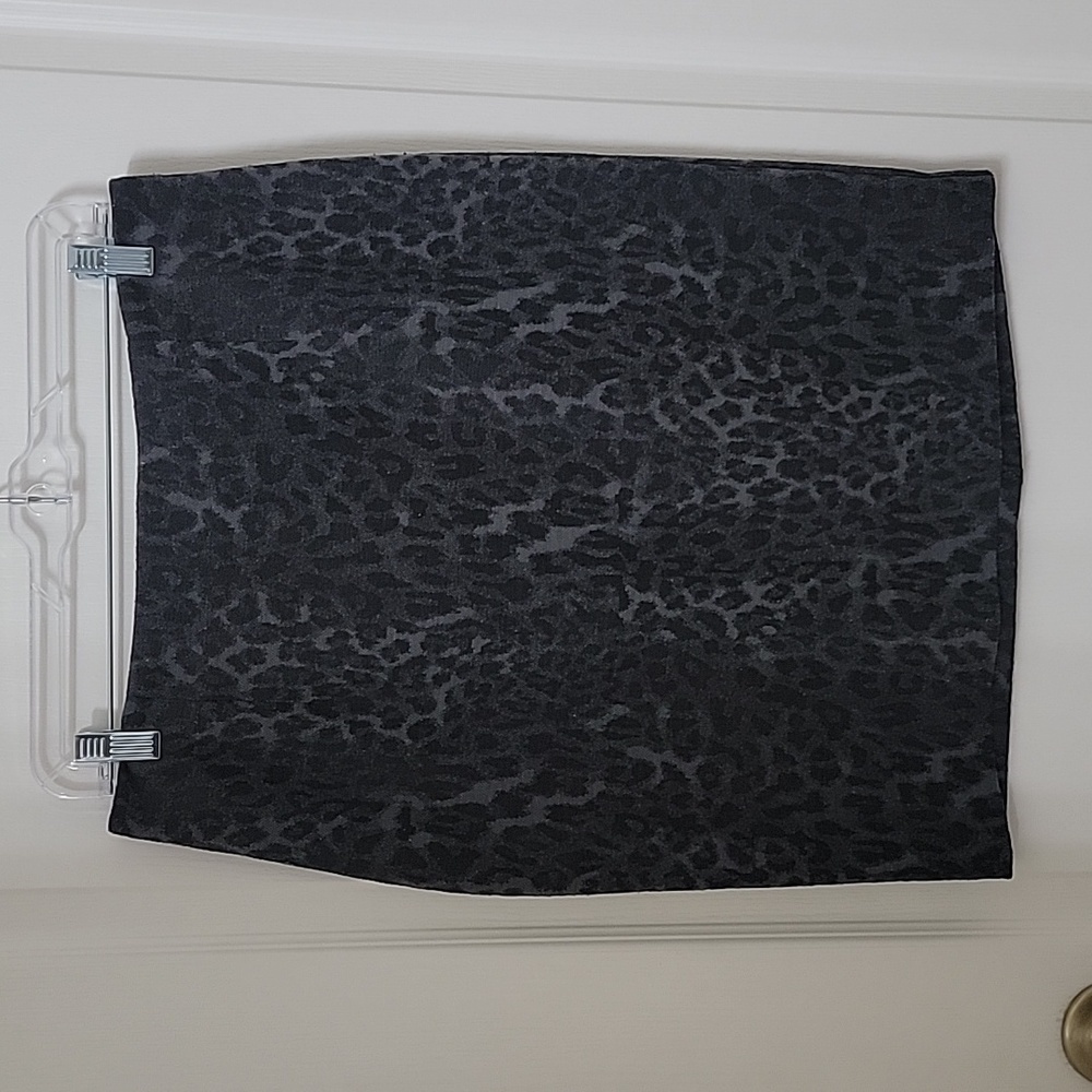 Studio Point, Size 6 Black / Gray Leopard or Cheetah Pencil Skirt, Exc. Cond.